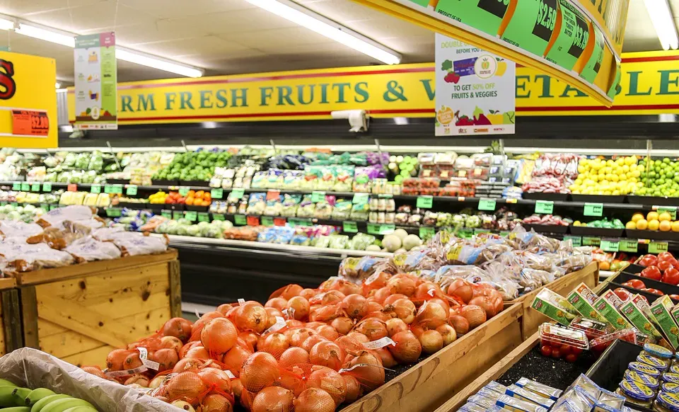 Obst- und Gemüseabteilung in einem Lebensmittelgeschäft.